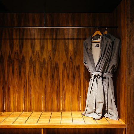 Macq 01 Hotel Hobart Exteriér fotografie A bathrobe hanging on a wooden bench