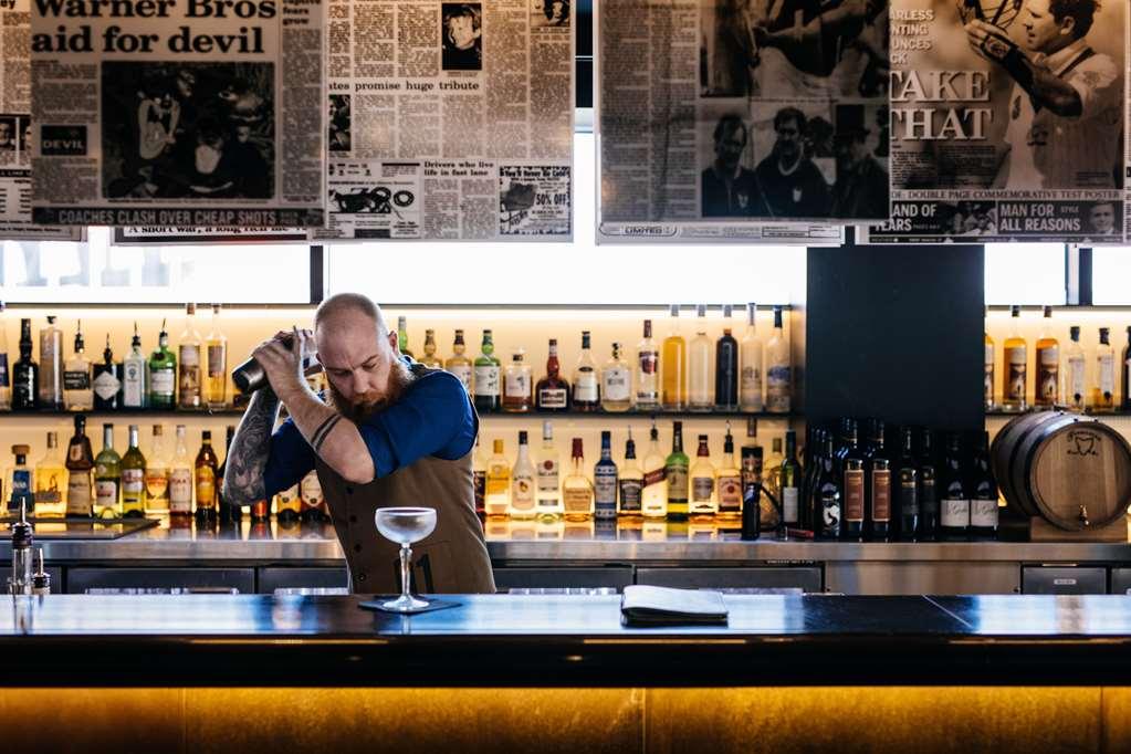 Macq 01 Hotel Hobart Restaurace fotografie A bartender at work