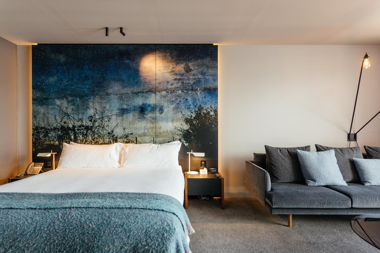 Macq 01 Hotel Hobart Exteriér fotografie A bedroom at The Standard London