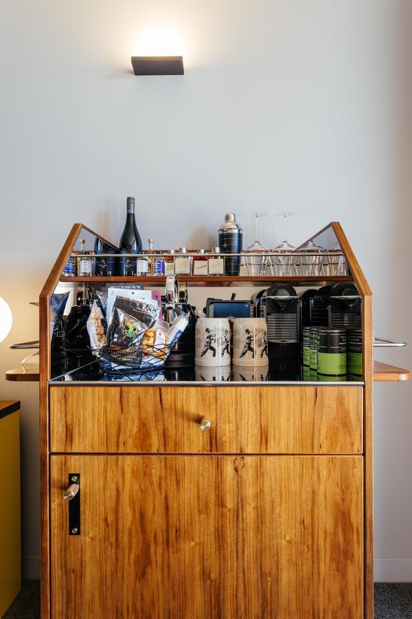 Macq 01 Hotel Hobart Exteriér fotografie A bar cart